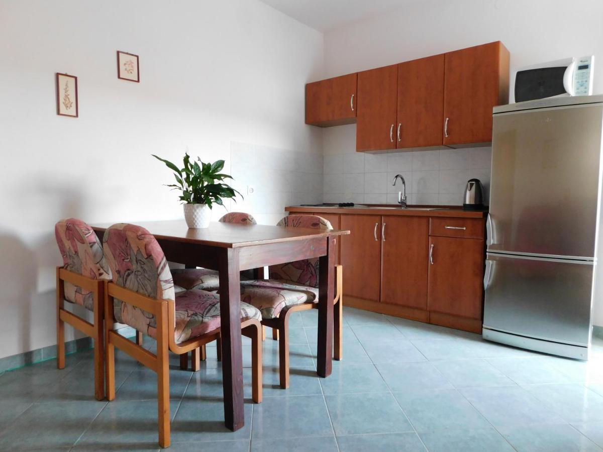 Apartmani Salus Паг Экстерьер фото
